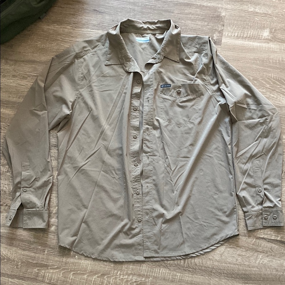 Mens Columbia large tan lightweight button down, brand new